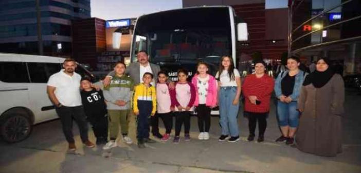 Başkan Vidinlioğlu, yarışamada dereceye giren öğrencileri gezi öncesi uğurladı