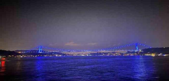 FSM Köprüsü Denizcilik ve Kabotaj Bayramı için mavi renge büründü
