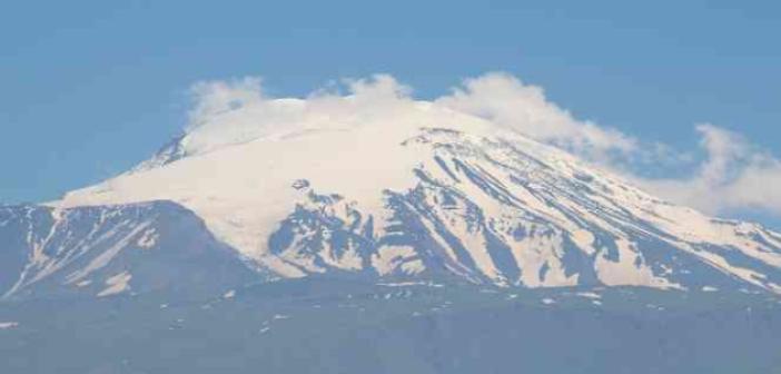 Türkiye’nin en yüksek dağındaki karlar erimeye başladı