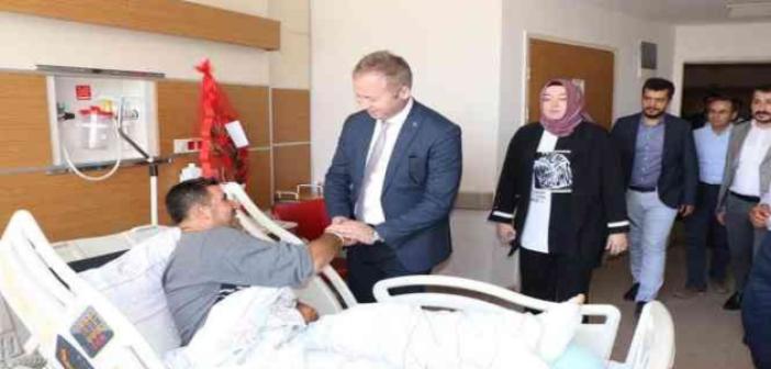 Kaymakam Muhammed İkbal Yelek, operasyonda yaralanan güvenlik korucusunu ziyaret etti
