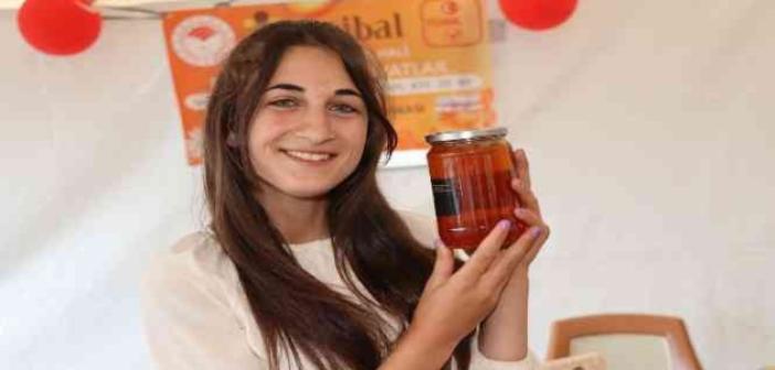 15. Şenkaya Kültür ve Bal Festivali’nde 16 yaşında ’bal güzeli’ seçildi