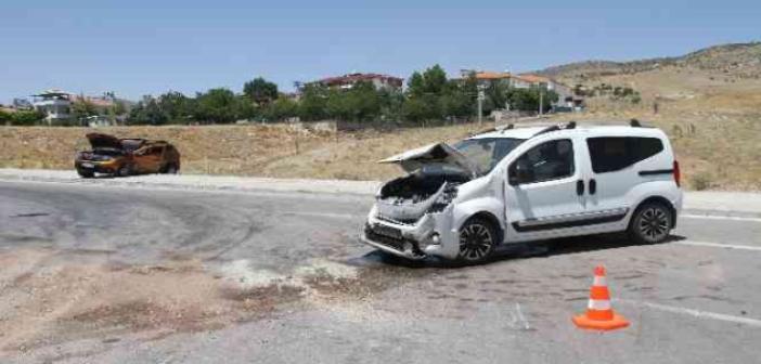 Elazığ’da hafif ticari araç ile otomobil çarpıştı: 7 yaralı