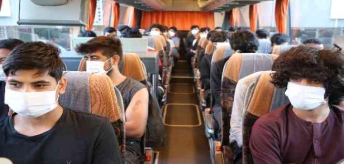 Edirne’de 215 Afgan göçmen sınır dışı edilmek üzere İstanbu’a gönderildi