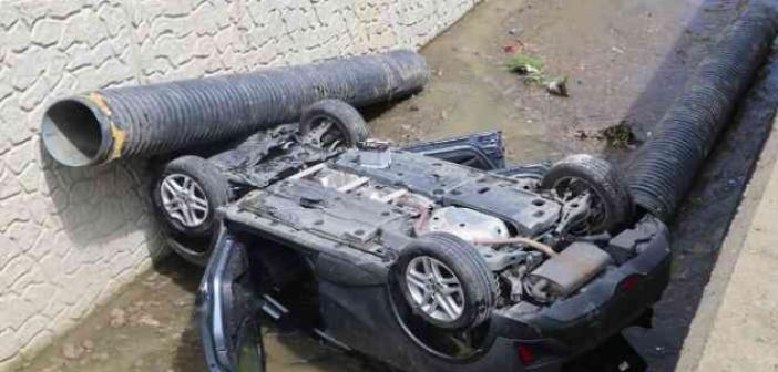 Rize’de park halindeki araca çarpan otomobil dereye uçtu: 2 yaralı