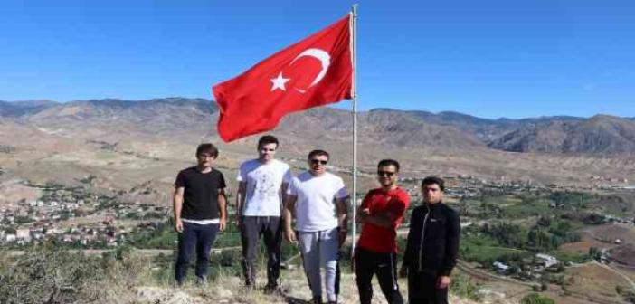 1500 rakımlı dağa tırmanıp, yıpranan Türk bayrağını değiştirdiler