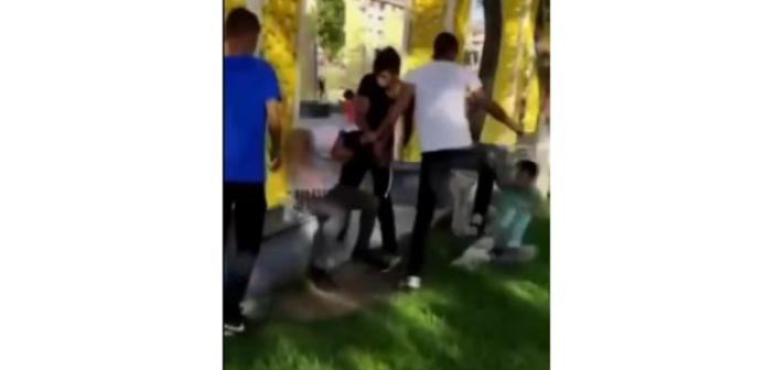 Parkta oturan gençleri gülerek dövüp video çektiler