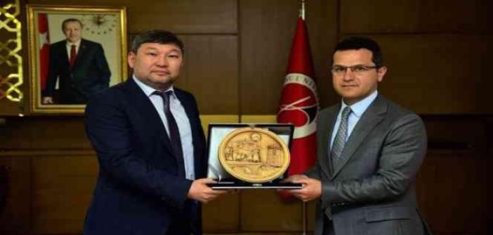 Kazakistan Nur-Mübarek Mısır İslam Medeniyeti Üniversitesi’nden Rektör Topal’a ziyaret