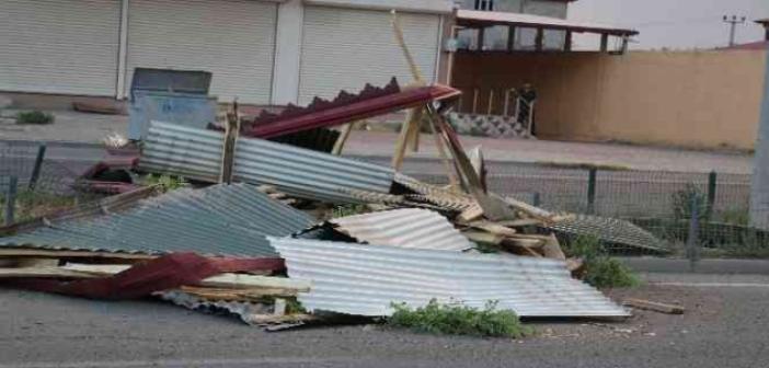 Iğdır’da etkili olan fırtına çatıları uçurdu, araçlara zarar verdi