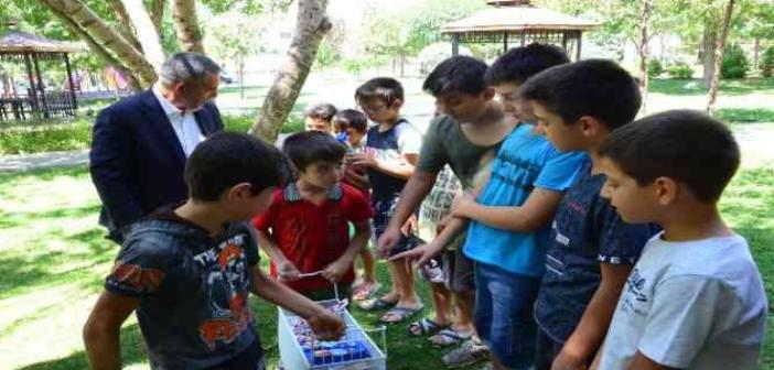 Vali Buhara sıcaklardan bunalan çocuklara dondurma ikram etti