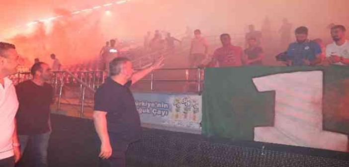Çaykur Rizespor taraftarı lig meşalesini yaktı