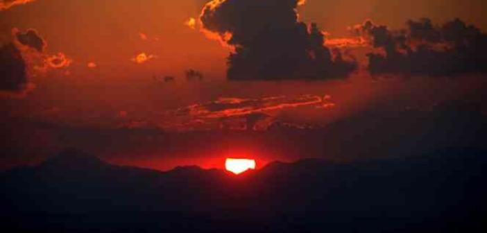 Güneş gökyüzünü kızıla boyadı kartpostallık görüntüler ortaya çıktı
