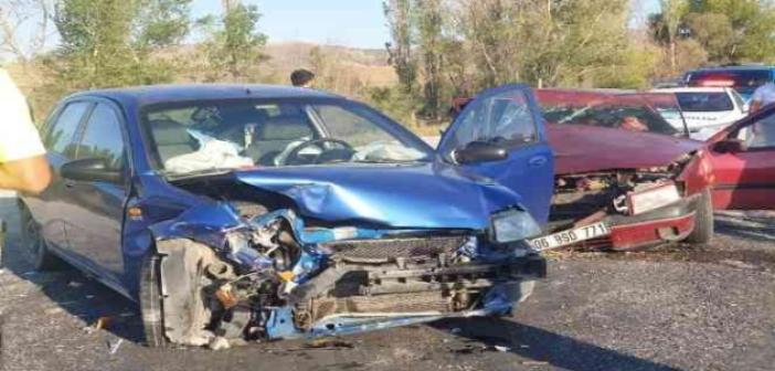 Sungurlu’da iki otomobil çarpıştı; 5 yaralı