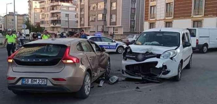 Sivas’ta otomobiller çarpıştı: 3’ü çocuk 6 yaralı