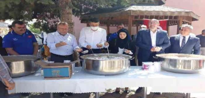 Altıntaş Belediyesi’nden vatandaşlara aşure ikramı