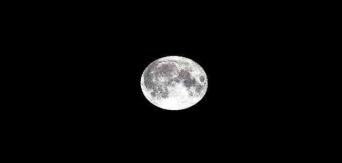 'Süper Ay' bulutların arasında görsel şölen sundu