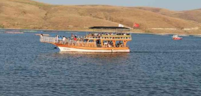 Demirözü’ndeki piknik alanı doldu taştı gurbetçilerden tekne turlarına yoğun ilgi