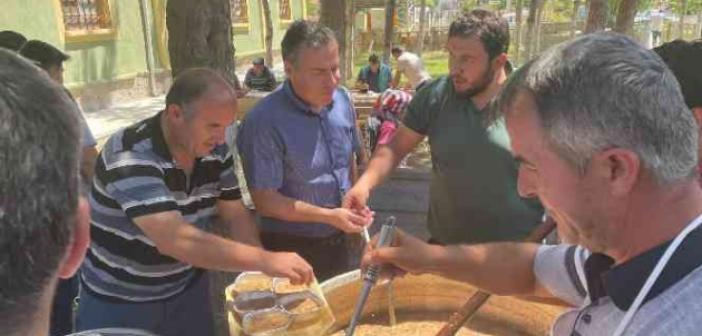 Dinar’da vatandaşlara aşure ikramı