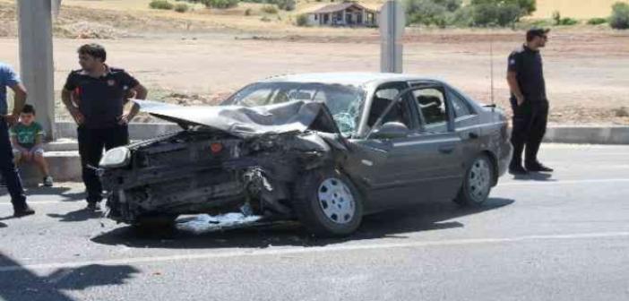 Elazığ’da otomobil kırmızı ışıkta duran araca çarptı: 5 yaralı
