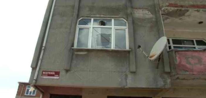 Arnavutköy’de tavuklarını çaldığını iddia ettiği genci şikayet eden kadının evi taşlandı