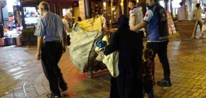 Kadın dilenci zabıtaya aynı yerde ikinci kez yakalandı, yine para cezası kesildi