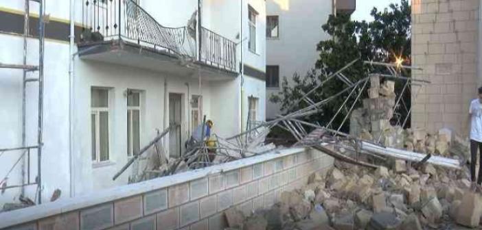 Ankara’da fırtınaya dayanamayan minare tadilat halindeki binanın üzerine devrildi