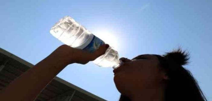 Kavurucu sıcaklarda susuzluk hissi olmasa bile her gün en az 2-2,5 litre sıvı tüketilmeli