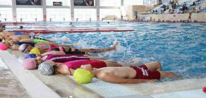 Yaz Spor Okulları’nda 2 bin 100 sporcu adayı yüzme kursu alıyor