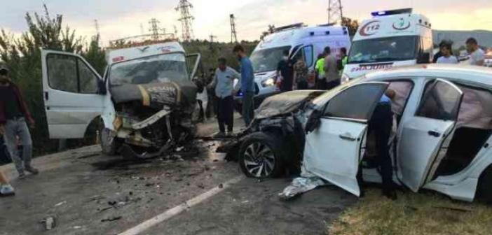 Amasya’da tarım işçilerini taşıyan minibüsle otomobil çarpıştı: 20 yaralı