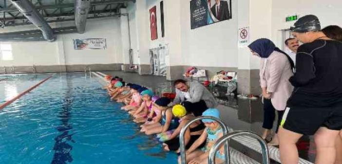 Çiçekdağı’nda yarı olimpik havuzun ilk yüzücüleri çocuklar oldu