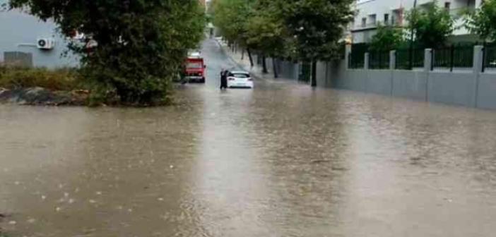 Arnavutköy’de yağış nedeniyle sokak göle döndü