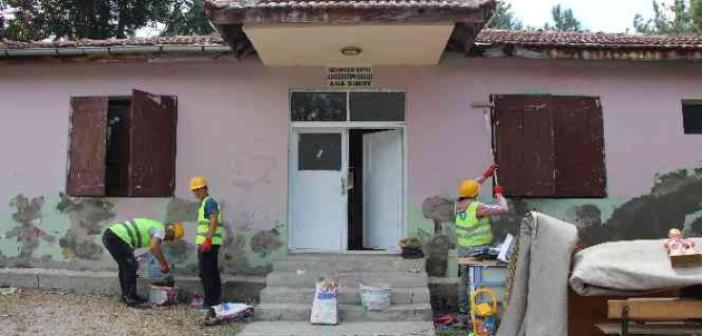 Amasya’da köy okullarını gönüllü liselilerin ’tamir takımı’ boyadı