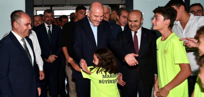 Soylu, Ömerli spor kompleksinde çocuklarla buluştu