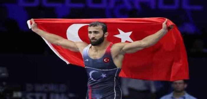 BARÜ’lü milli güreşçi Burhan Akbudak, dünya şampiyonu oldu