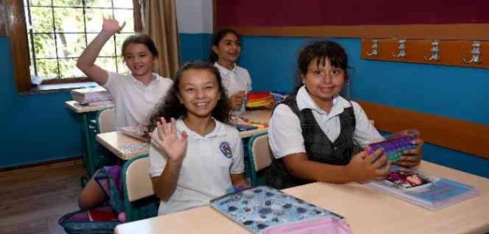 Başkan Günel minik öğrencilerin okul heyecanına ortak oldu