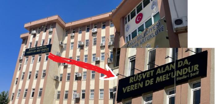 Yeni Başkanın ilk icraatı 'Rüşvet alan da veren de melundur' tabelası