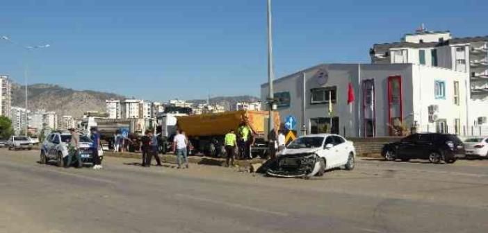 Kozan’da 3 aracın karıştığı kazada 2 kişi yaralandı