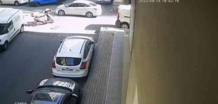 İstanbul’da feci kaza kamerada: Motosikletli kurye başıyla arka camı patlattı
