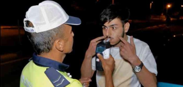 Polisin alkollü sürücü ile imtihanı: Alkollü sürücü yanaklarını gösterip “Dudaklarım” dedi