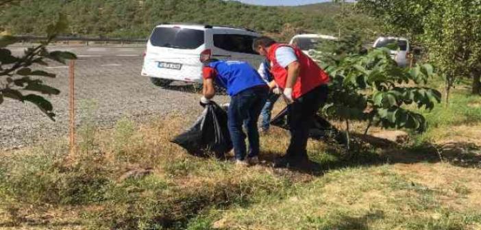 Solhan’da gönüllü gençler çevre temizliği yaptı