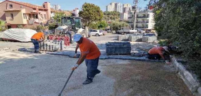 Kuşadası Belediyesi eskiyen yolları yeniliyor