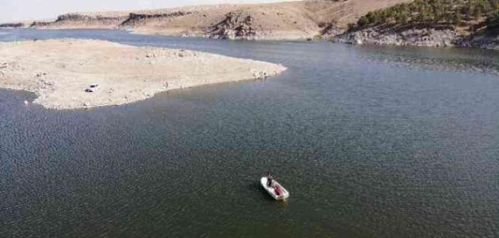 Jandarma baraj ve göletleri tekneyle denetliyor