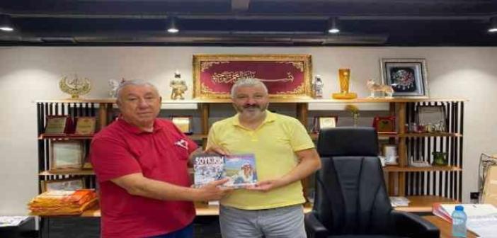 Serdar Ünsal, “Soykırım Ve Yüreğim İrevan’da Kaldı“ romanını Mehmet Sadıç’a hediye etti