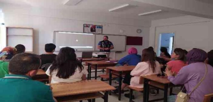 Narkotik polislerinden okul ve kurs merkezlerinde eğitim