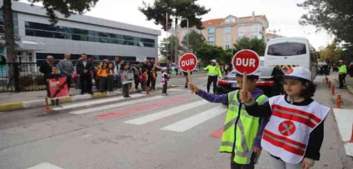 Öğrenciler trafik polisi oldu, trafik kurallarına düdükleriyle dikkat çekti