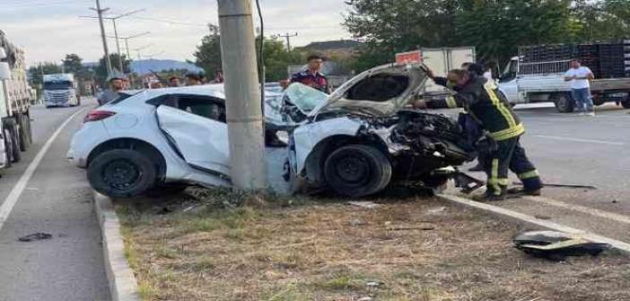 Aydınlatma direğine çarpan otomobilin sürücüsü öldü