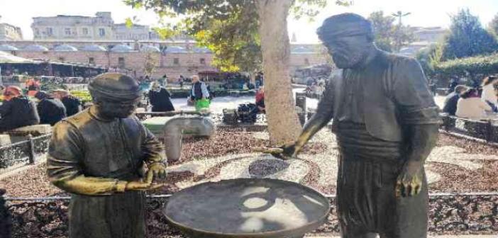Eminönü’nde bulunan simitçi heykelinin bronz simitleri çalındı