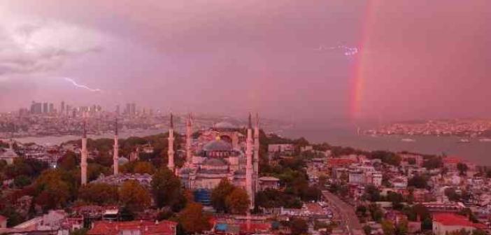 İstanbul’da gökkuşağı ve şimşekler kartpostallık görüntü oluşturdu