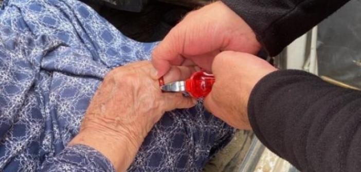 Parmağı yüzüğüne sıkışan yaşlı kadın soluğu itfaiyede aldı