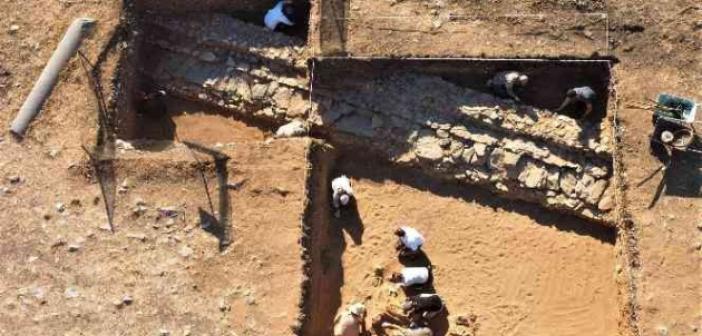 Antik kentte heyecanlandıran keşif: Sütunlu cadde beklerken biri amforada 4 bireyin iskeleti ortaya çıktı