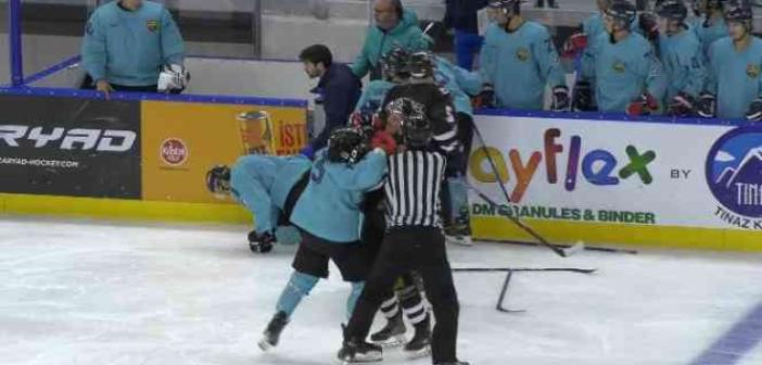 Buz hokeyi maçında kavga: Oyuncular maçı bırakıp birbirine girdi